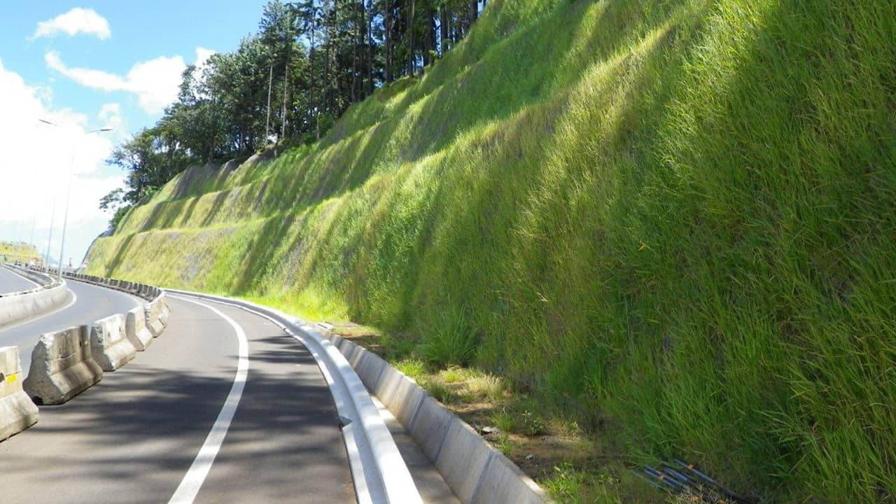 En complément d’une STABILISATION pour conforter des ouvrages ou terrain dont l’intégrité de stabilité est menacée